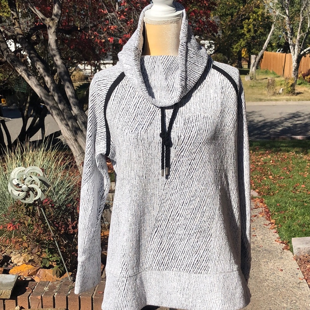 Women’s long sleeve sweatshirt. Size large.